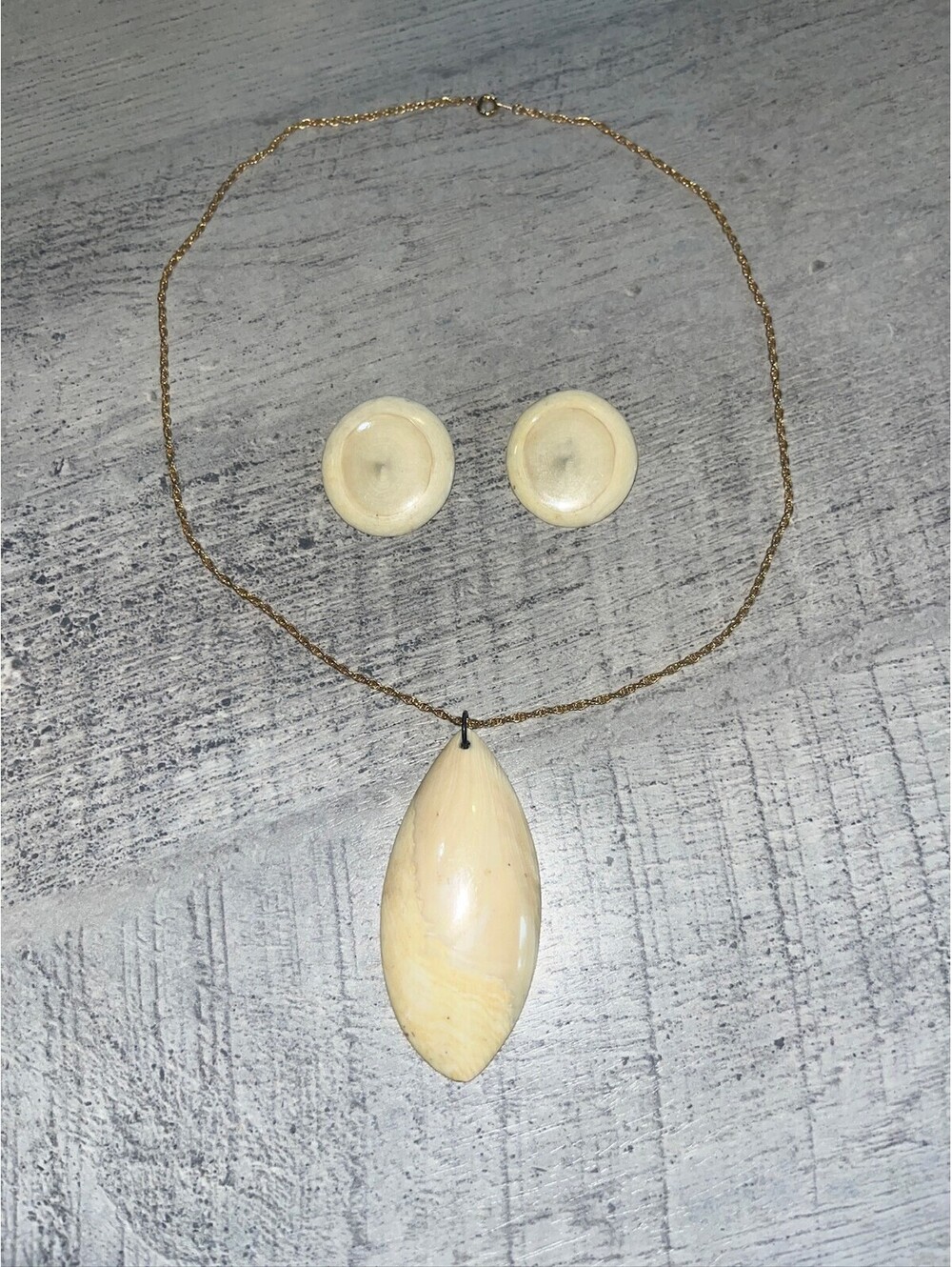 Vintage Mother of pearl pendant necklace and clip earrings set